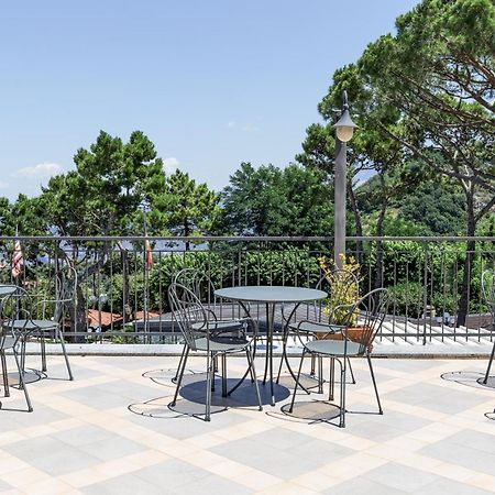 Hotel La Pergoletta SantʼAgata sui Due Golfi Kültér fotó