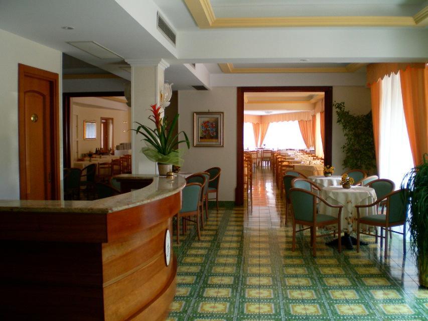 Hotel La Pergoletta SantʼAgata sui Due Golfi Kültér fotó