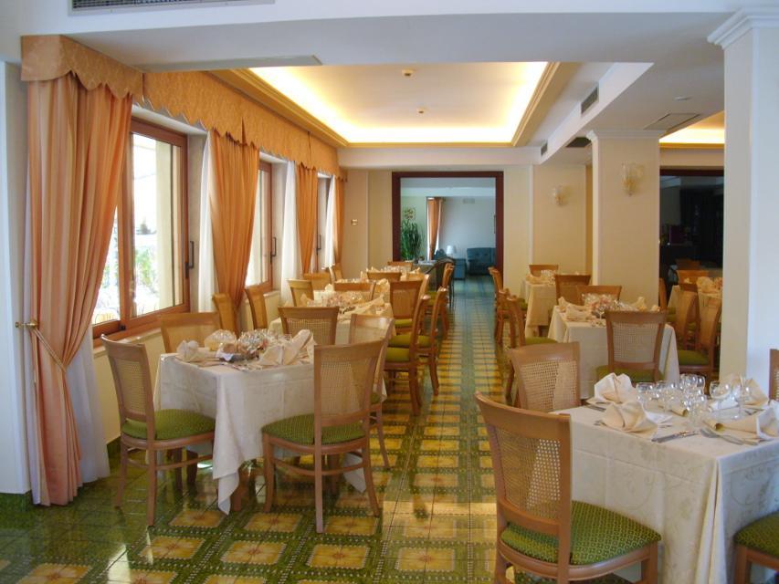 Hotel La Pergoletta SantʼAgata sui Due Golfi Kültér fotó