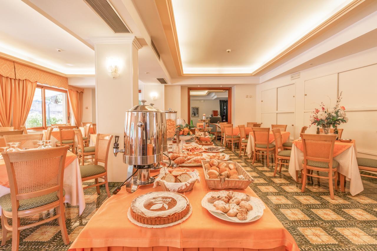 Hotel La Pergoletta SantʼAgata sui Due Golfi Kültér fotó