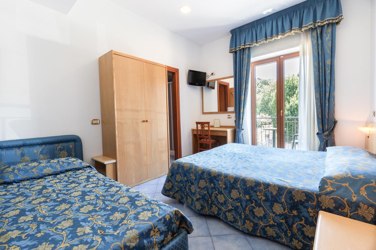 Hotel La Pergoletta SantʼAgata sui Due Golfi Kültér fotó