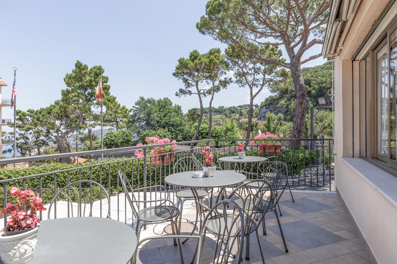 Hotel La Pergoletta SantʼAgata sui Due Golfi Kültér fotó