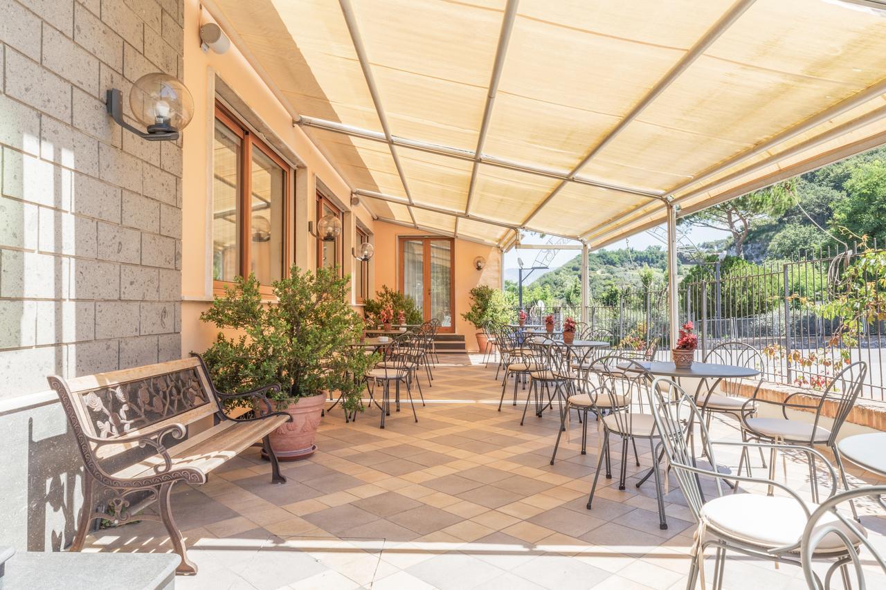 Hotel La Pergoletta SantʼAgata sui Due Golfi Kültér fotó