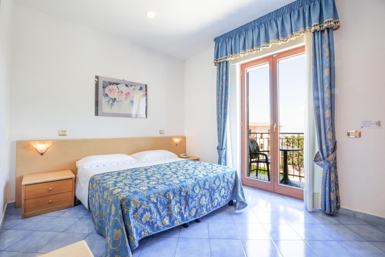 Hotel La Pergoletta SantʼAgata sui Due Golfi Kültér fotó