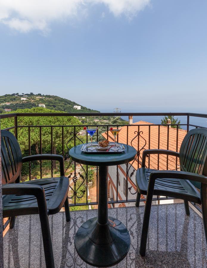 Hotel La Pergoletta SantʼAgata sui Due Golfi Kültér fotó