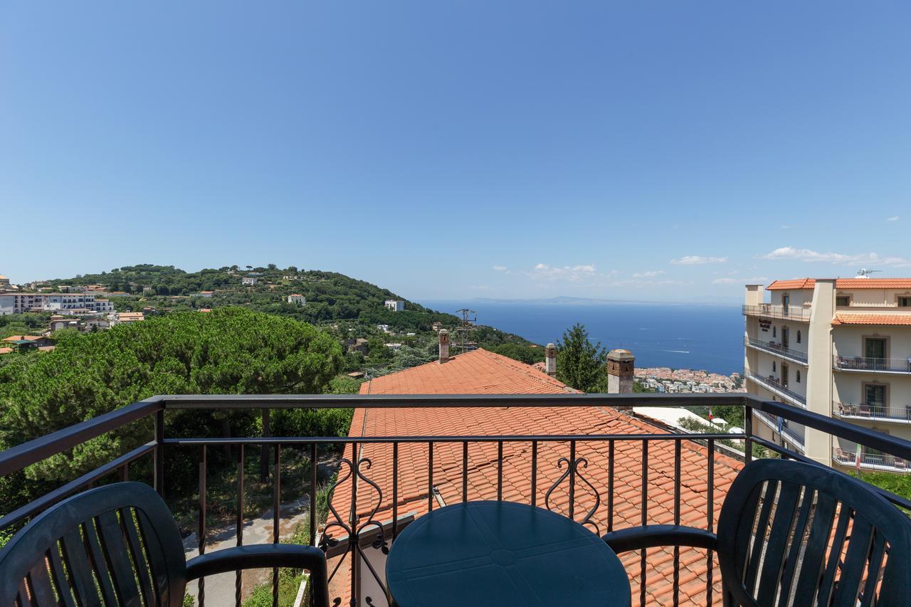 Hotel La Pergoletta SantʼAgata sui Due Golfi Kültér fotó