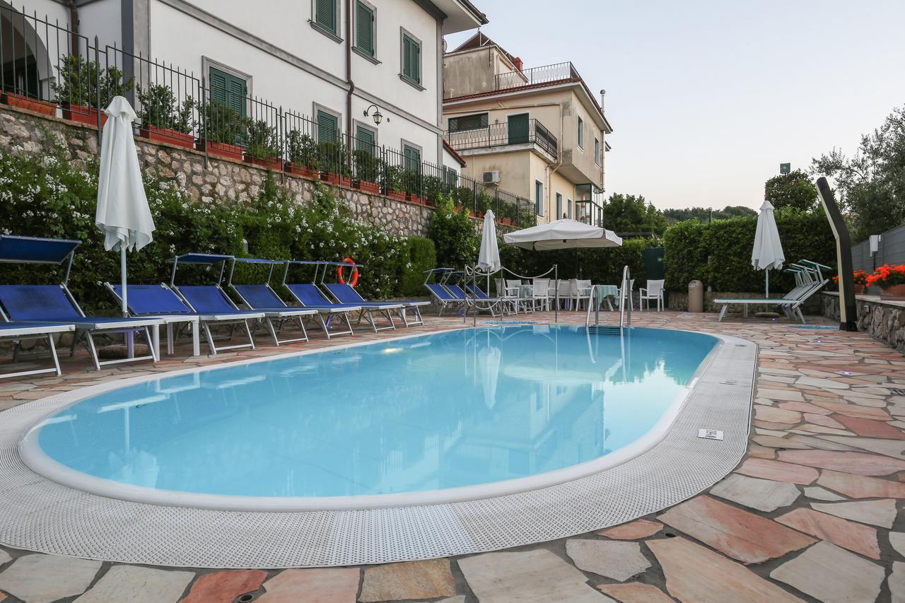 Hotel La Pergoletta SantʼAgata sui Due Golfi Kültér fotó