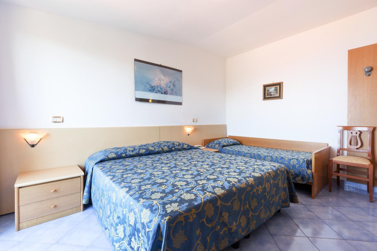 Hotel La Pergoletta SantʼAgata sui Due Golfi Kültér fotó