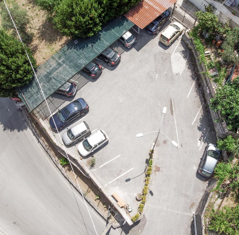 Hotel La Pergoletta SantʼAgata sui Due Golfi Kültér fotó