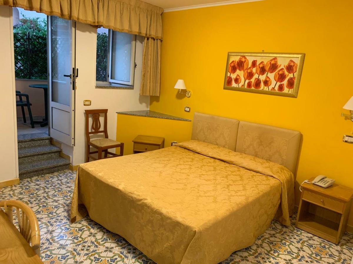 Hotel La Pergoletta SantʼAgata sui Due Golfi Kültér fotó